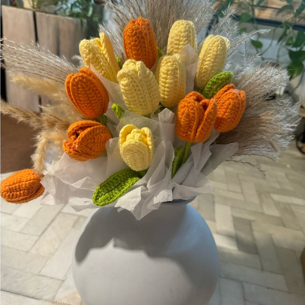 crotchet tulips with vase